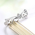 Anillo de alas de ángel en plata para parejas con una circonita cúbica redonda - Abierto Ajustable / Estilo Femenino (Cobre Blanco Chapado en Oro Blanco)