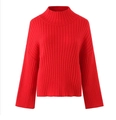 Gros plan détaillé de la texture en maille côtelée rouge et du col montant du pull - S / Tops / Rouge