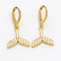 Dettaglio orecchini a cerchio a coda di balena in oro 18k con pavé di cristalli - Coda di Pesce Dorata