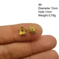 Cuenta espaciadora flor dorada 7mm para joyería DIY, agujero 1mm, mostrada para escala - Diseño de Flor de Cinco Pétalos (4#)