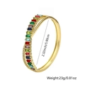 Vista dettagliata di un bracciale dorato con cristalli colorati taglio baguette e micro-pavé - Multicolore