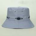 Détail d'un chapeau bob gris avec œillets d'aération et cordon de serrage sport réglable - M (56-58cm) / Gris clair