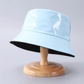 Primer plano de sombrero de pescador en cuero PU azul claro sobre soporte de madera - Talla única / Azul claro