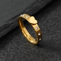 Polierter goldener Herzring mit funkelnden Kristallen auf Edelstahlband, 45-Grad-Ansicht - US 6 / Gold