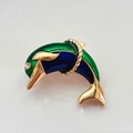 Détail de la broche dauphin avec émail vert et bleu sur base en métal doré - Style Dauphin (E)
