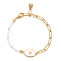 Detail eines goldenen Büroklammer-Armbands mit Sternanhänger und weißen Kristallperlen - Weiß