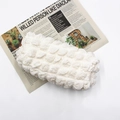 Bovenaanzicht van een witte make-uptas met bubbeltextuur op een witte achtergrond - Wit