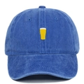 Gros plan détaillé d'une broderie de chope de bière sur une casquette en coton lavé - Bleu royal