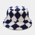 Detailansicht des blau-weißen Schachbrettmusters auf dem warmen Lammfell-Anglerhut - M (56-58cm) / Blau