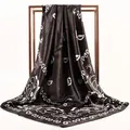 Klassisches schwarzes Satin-Vierecktuch mit Paisley-Muster und elegantem Seidenglanz - Schwarz