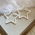 Détail de boucles d'oreilles en forme d'étoile sur fond lin montrant texture et éclat - 26# Tige en argent-Blanc-Étoile