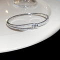 Schitterende zilveren knooparmband met pavé zirkonia en een luxe 18k goud vergulde laag - Knoop Hoefijzerstijl (Mati) / Zilver