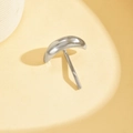 Minimalistischer silberner Halbmond-Ohrring mit poliertem Finish auf beigem Grund - Silber