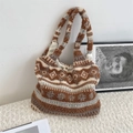 Détail du sac fourre-tout en laine d'agneau pelucheuse à motif géométrique rétro - Carreaux Marron en Losange