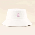 Bob en coton blanc avec broderie No Bad Vibes rose sur fond minimaliste beige clair - Taille unique / Blanc