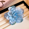 Pince à cheveux fleurie en tissu bleu clair avec pétales dégradés sur plateau velours - 5# Pince à cheveux fleur de simulation 3D bleu clair