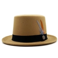 Cappello piatto in feltro di lana kaki con nastro nero e dettaglio piuma vintage - M (56-58cm) / 01 Cammello