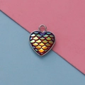 Dettaglio del ciondolo a cuore in acciaio inossidabile con motivo a squame colorate - Squame di Pesce Iridescenti Multicolore (7)