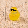 Mini-Harz-Ente mit Sonnenbrille und Goldkette, 1,6cm Mikro-Landschafts-Dekor für DIY - Gelb