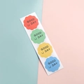 Set di quattro adesivi tondi colorati in rosso, verde, blu e giallo - Fiore a Onda