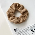 Chouchou en laine tricotée marron camel avec texture tissée sur magazine de mode - Style tricoté tressé / Kaki