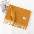 Sciarpa tinta unita giallo zenzero effetto cashmere con nappe su una superficie bianca - Senza Etichetta / Giallo Zenzero