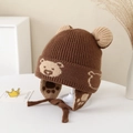 Dettaglio del cappello in maglia marrone con orso, paraorecchie e lacci sottogola morbidi - 3-8 Anni / Marrone