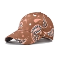Dettaglio macro di un cappellino da baseball marrone in cotone con motivi paisley cuciti - Regolabile / Marrone Paisley