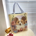 Borsa tote in tela con ricamo di cane spaniel e fiori su superficie in pizzo bianco - Cane con le Orecchie Corte