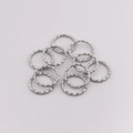 Dettaglio di anellini aperti in argento testurizzato per accessori per gioielli DIY - Bianco K/Argento