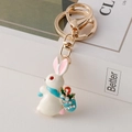 Porte-clés lapin en émail blanc avec sac cadeau bleu et cristaux étincelants dorés - Lapin Blanc
