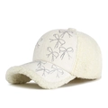 Casquette de baseball hivernale blanc crème en fausse fourrure avec nœuds en strass - Réglable / Blanc