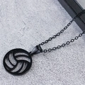 Nahaufnahme des schwarzen Volleyball-Anhängers mit hohlem Design auf strukturiertem Grund - Schwarze Volleyball Halskette (Box-Kette)