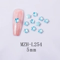 Vue détaillée des strass étoilés bleu aurora de 5mm sur une manucure rose pailletée - Étoile - Bleu Mocha (L254)