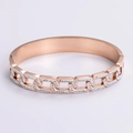 Detalle del cierre lateral y circonitas blancas en el brazalete de cadena en oro rosa pulido - Oro rosa