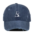 Detailaufnahme von Panda-Stickerei und Vintage-Löchern auf marineblauer Baumwollkappe - Einheitsgröße / Marineblau