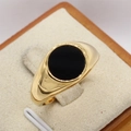 Anello sigillo dorato lucido con intarsio rotondo in onice nera su supporto per gioielli - US 10 / Oro Pietra Nera