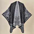 Mantella a scialle in maglia spessa con elegante motivo floreale jacquard nero e grigio - Classico della Corte Nero