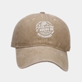 Dettaglio del cappellino da baseball in cotone lavato con stampa serigrafica bianca e testo - Regolabile / Cachi
