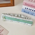 Détail de la trousse fleurie montrant la fermeture verte, le grand anneau et le tissu - Bleu Fleuri