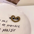 Pince à cheveux cœur jaune moutarde avec base en métal noir pour un style coréen chic - Café Coeur