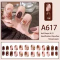Détails des faux ongles A617 marron café avec feuilles d'or et éclats de nacre - Style Marron Nude Estompé Feuille d'Or (A617)