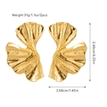 Vista dettagliata di orecchini a foglia di ginkgo dorata con venature realistiche - Stile JDE2502080-Foglia di Ginkgo Opaca Dorata