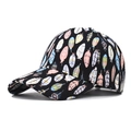 Dettaglio del cappellino da baseball in cotone nero con motivi a piume colorate - Nero