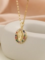 Détail macro du pendentif Vierge Marie en or 18K orné de zircons cubiques colorés - Or Zirconia Coloré (TP-04043-01)