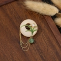 Vintage-Brosche im chinesischen Stil mit weißem Jade-Ring, Goldblumen und Quasten-Kette - Rouge Jade Bambusblatt