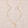 Dettaglio della collana con ciondolo a cuore dorato e intarsio in madreperla bianca - Bianco
