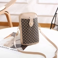 Dettaglio della borsa a tracolla beige in ecopelle con tasca a pois vintage - caffè