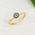 Nahaufnahme des vergoldeten Evil Eye Rings mit blauen und weißen Zirkonia-Steinen im Detail - Einstellbar Offen / Gold