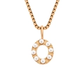 Collar de oro rosa con colgante letra O adornado con ocho perlas blancas redondas - O-Oro Rosa